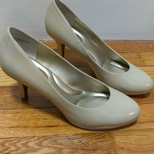 Kelly & Katie beige patent pumps sz 8
